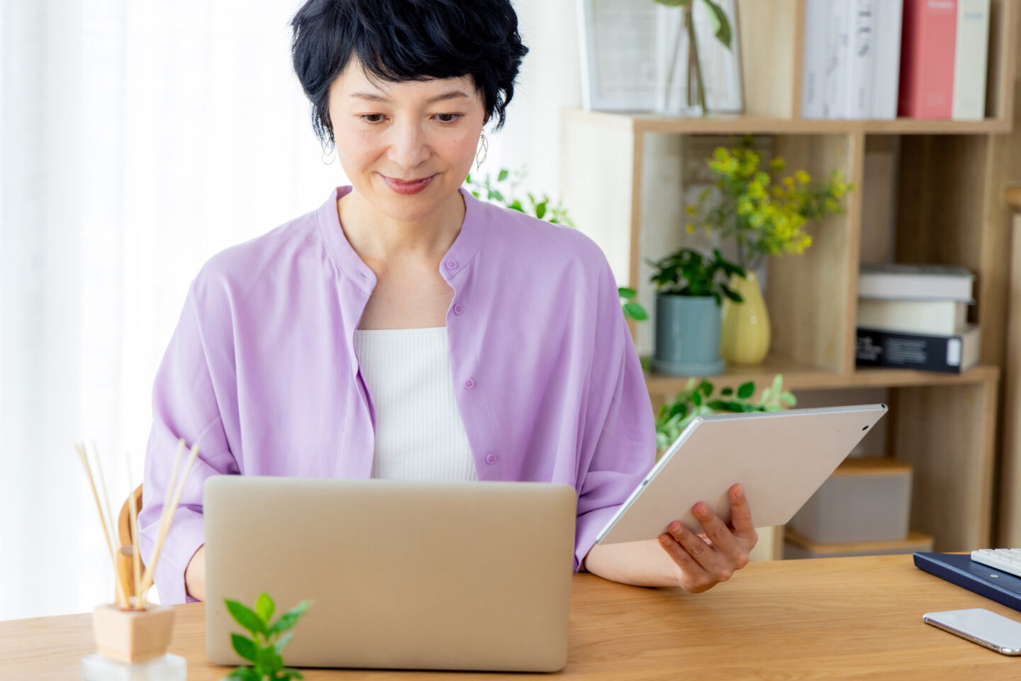 AIを活用してリモートワークに取り組む女性のイメージ画像