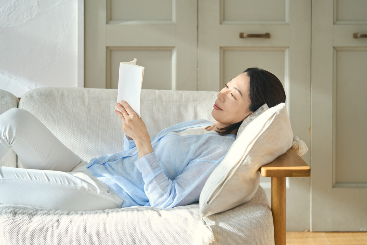 読書する女性