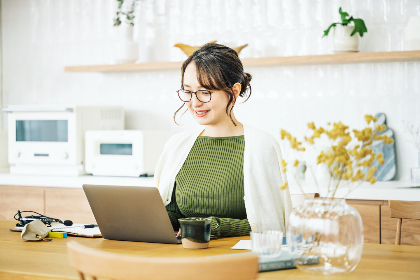 自宅でリモートワークに取り組む女性のイメージ画像