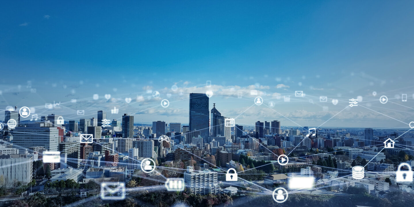 デジタル技術と都市の発展をイメージした抽象的なビル群の写真