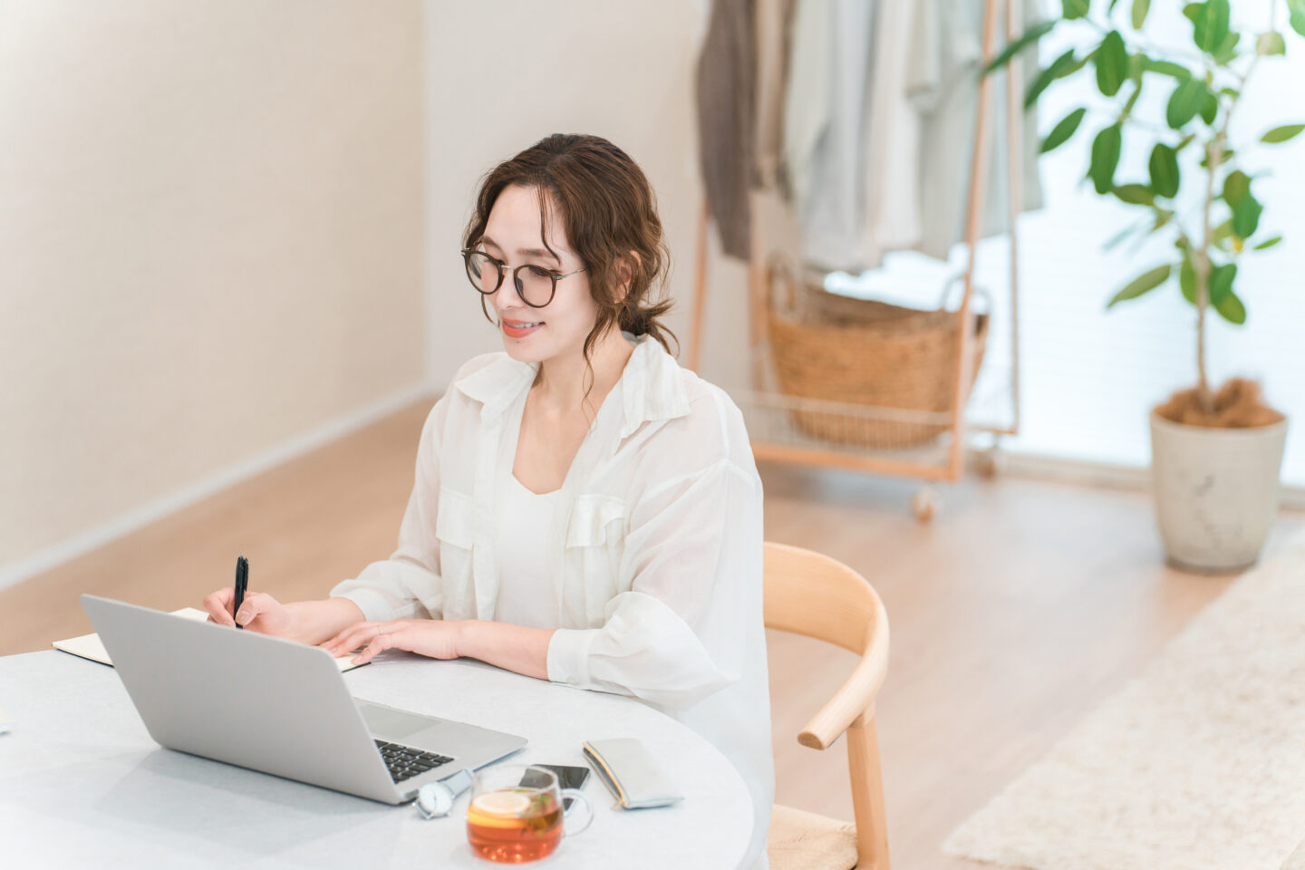 女性がAIのリスキリングに取り組むイメージ