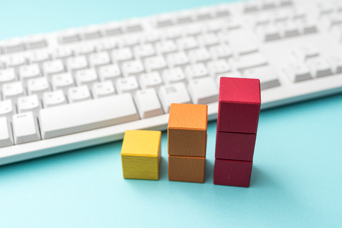 PC前に積み木の階段を置いた写真。スキル習得のステップを表現