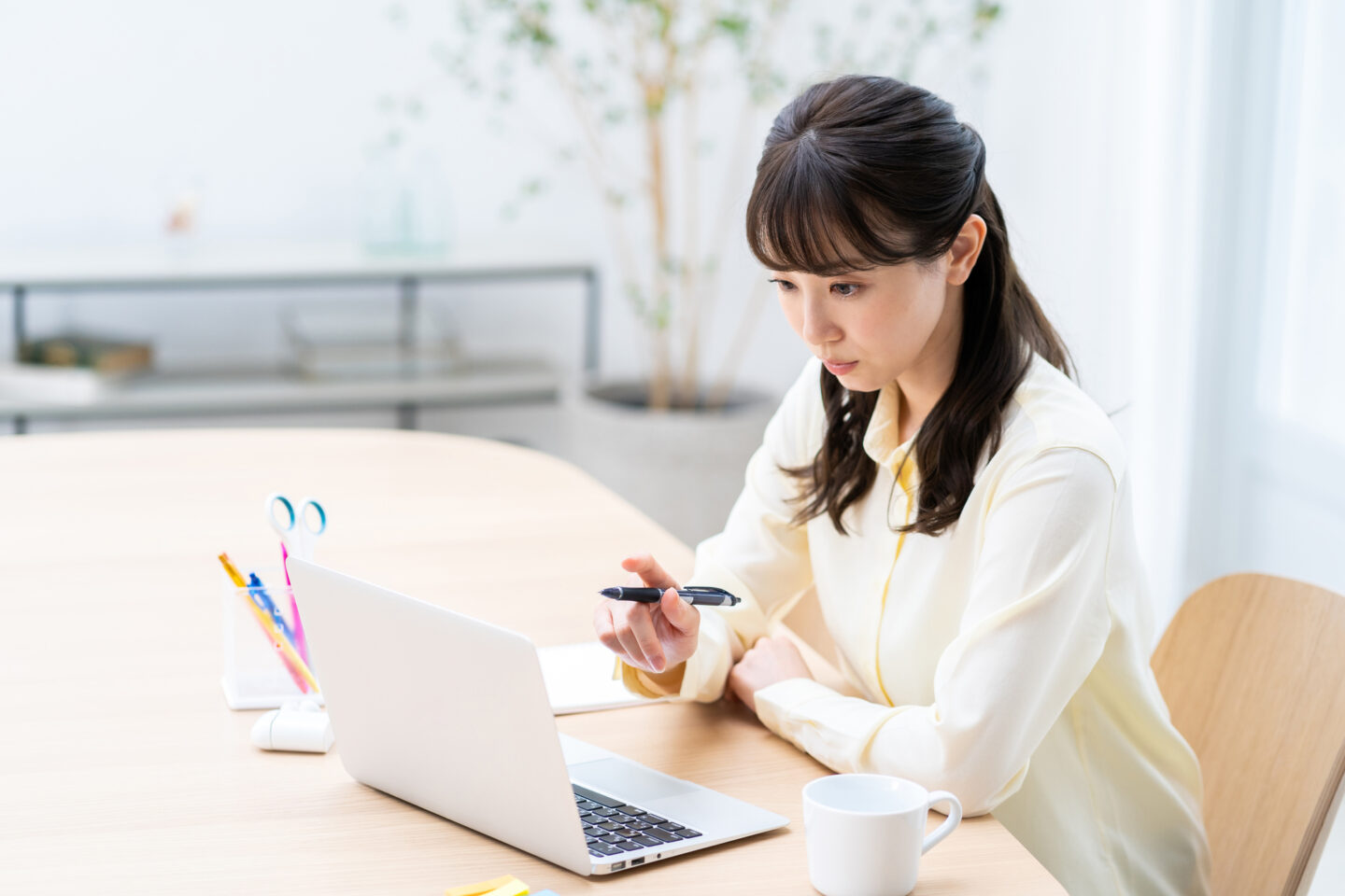 PCの前でデジタルスキルを学習する女性の写真
