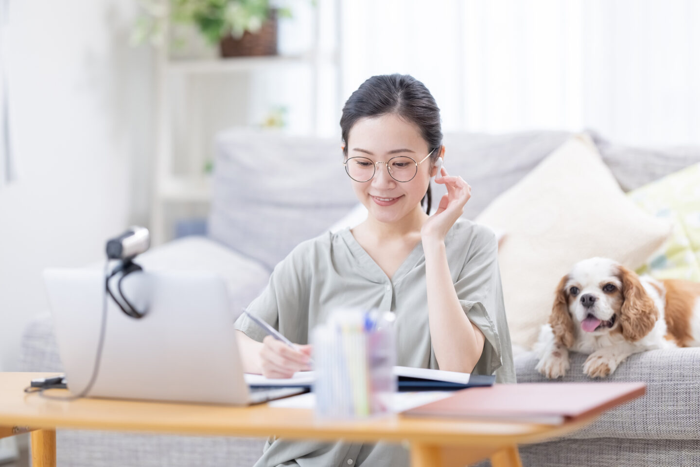 家庭と両立しながら在宅ワークの学びを進める女性のイメージ画像