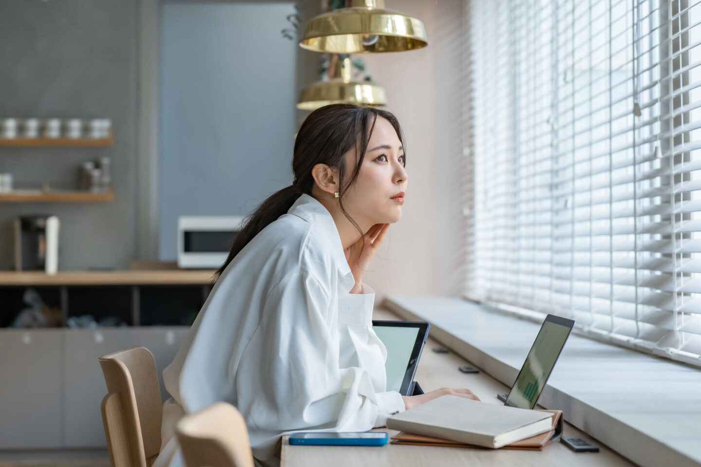 リスキリング中の女性がカフェで学習をするイメージ画像
