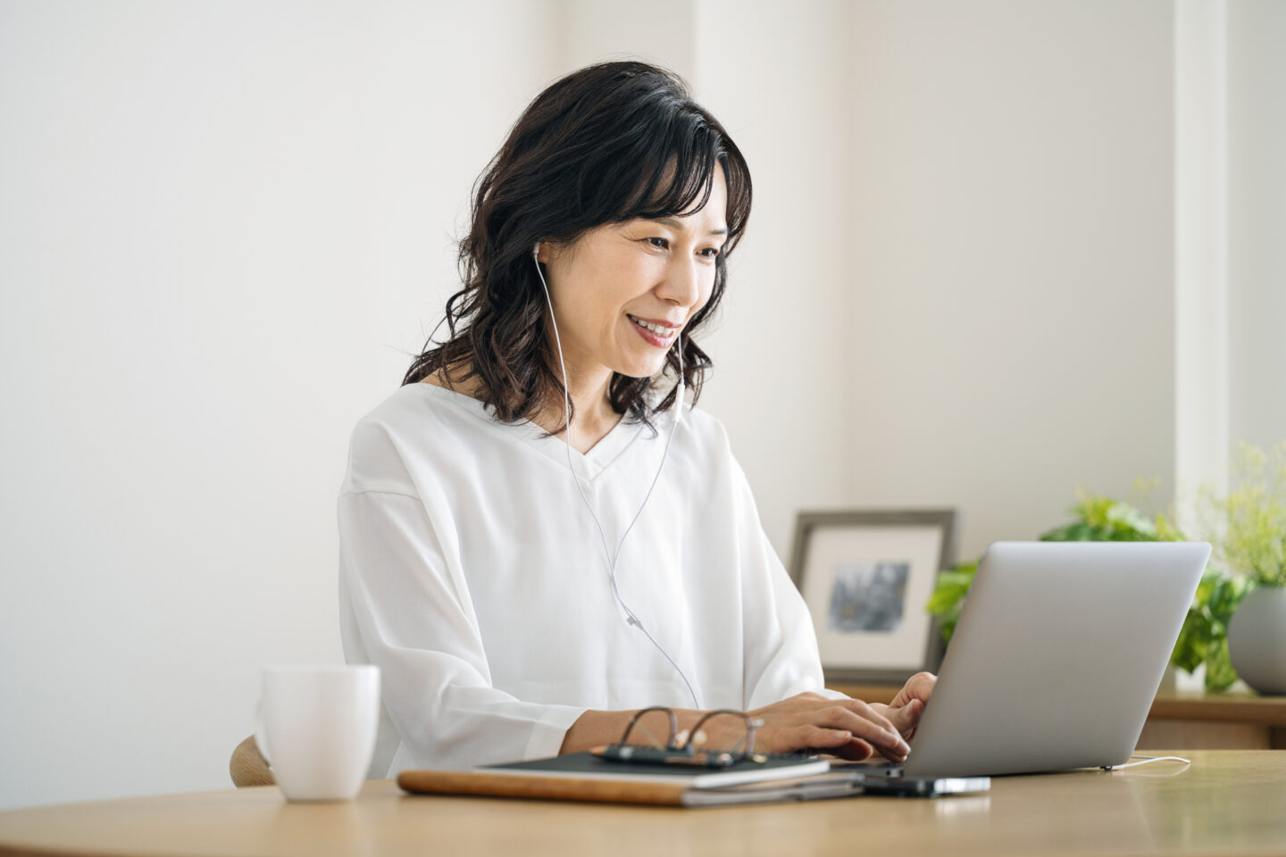 前向きな表情の30〜50代女性。学び直しやリスキリングに前向きに取り組む姿を表す写真
